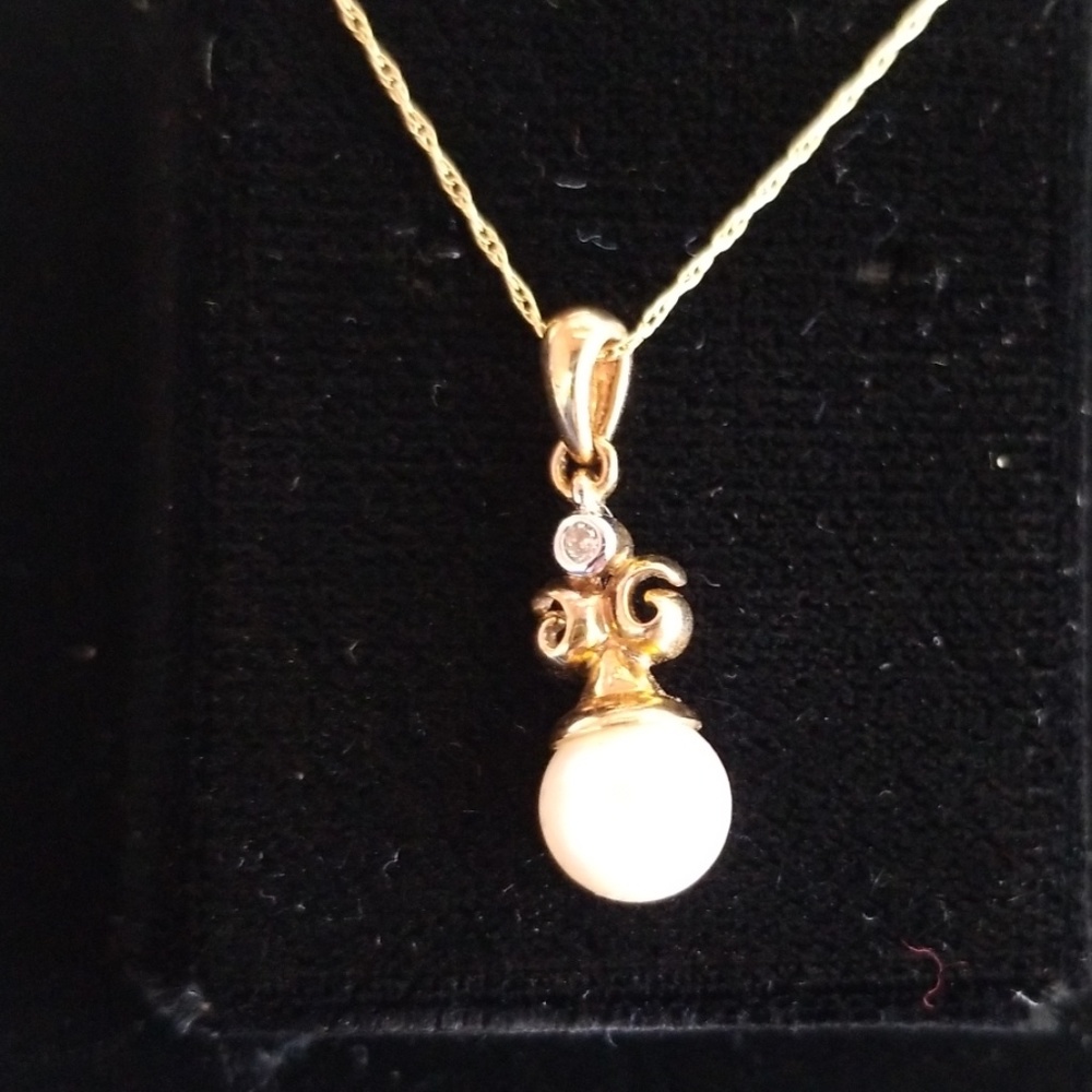 10k yellow gold diamond and peral necklace